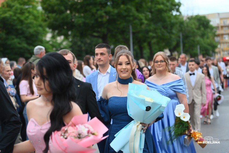 Maturanti Poljoprivredne i medicinske škole Bijeljina zablistali gradskim ulicama (FOTO)