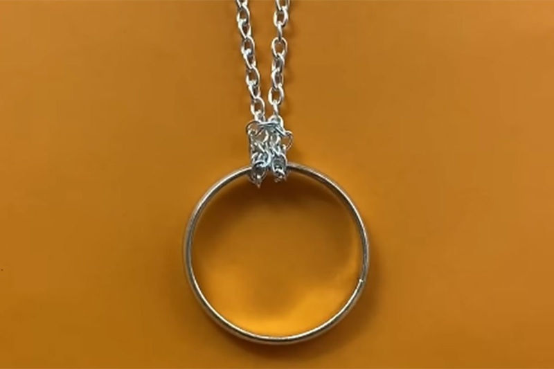 Malo ko zna: Šta znači kada žena nosi prsten na lančiću oko vrata?