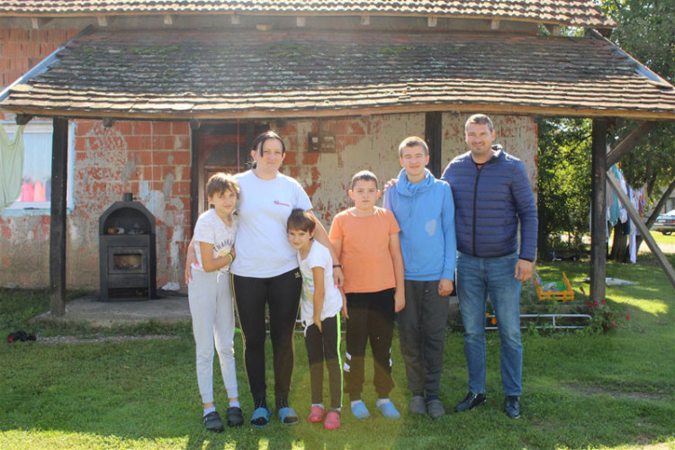 Sedmočlana porodica iz Kladara kod Srpca sanja krov nad glavom