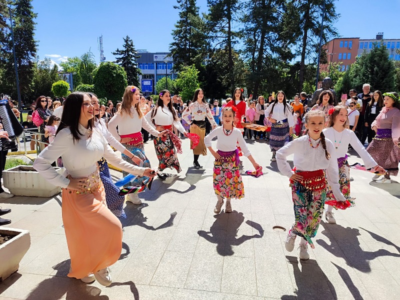 Lazarice na bijeljinskom trgu najavile Vaskrs i dolazak proljeća (FOTO)