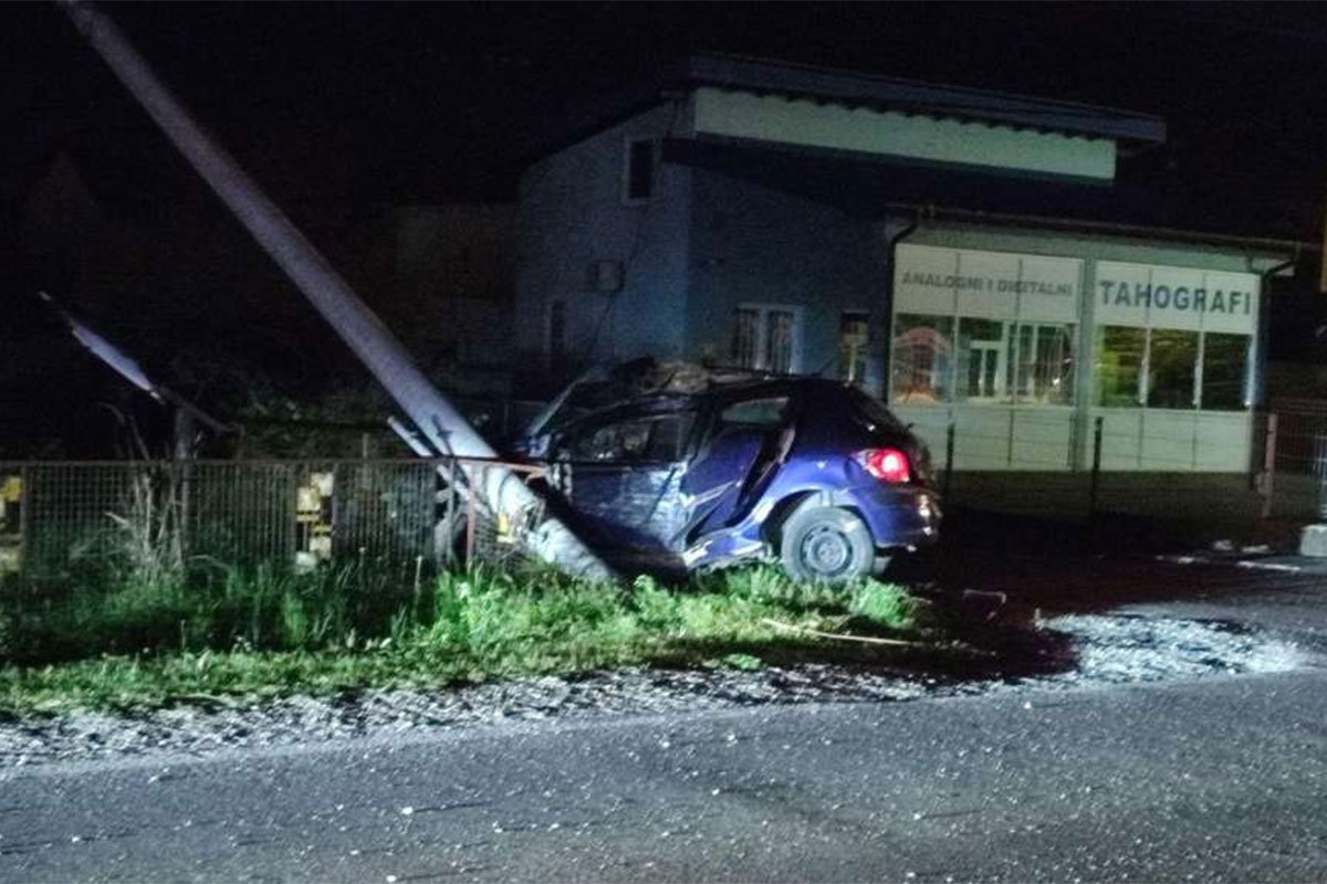 Vozač pežoa preminuo nakon što je udario u stub kod Brčkog