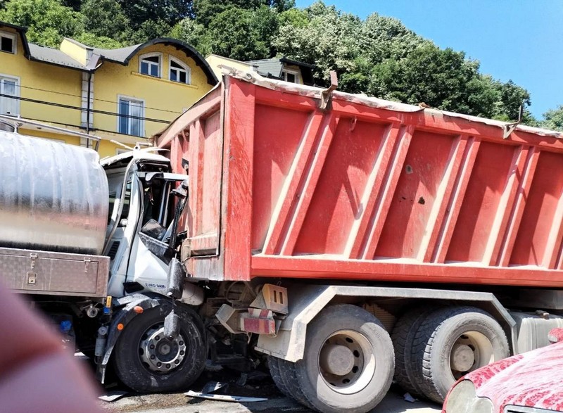 Sudar dva kamiona u Zvorniku, intervenisala Hitna (FOTO)