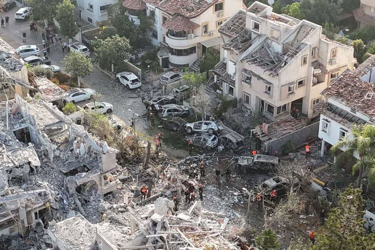 Iranski dronovi i projektili zasuli Izrael, poginuli i ranjeni u više gradova (VIDEO)