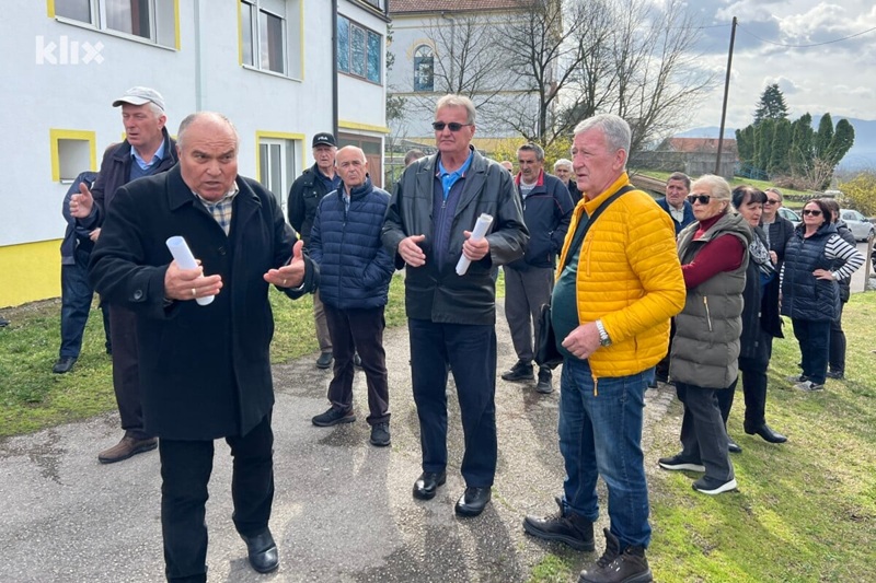 Haos kod Tuzle: Mještani optužuju župnika za kriminal, on tvrdi da su ga zarobili u crkvi