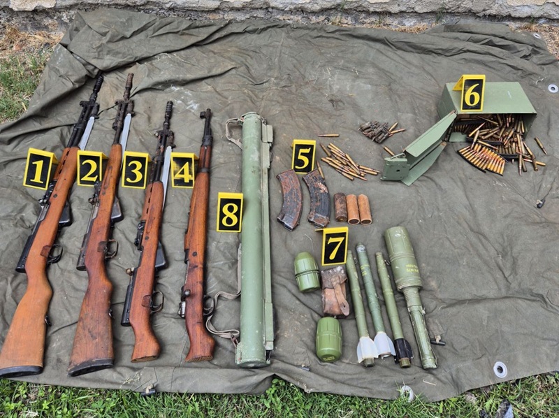 Naredba suda u Bijeljini: U pretresu pronašli 4 vojne puške, bombe, zolju i 500 metaka (FOTO)