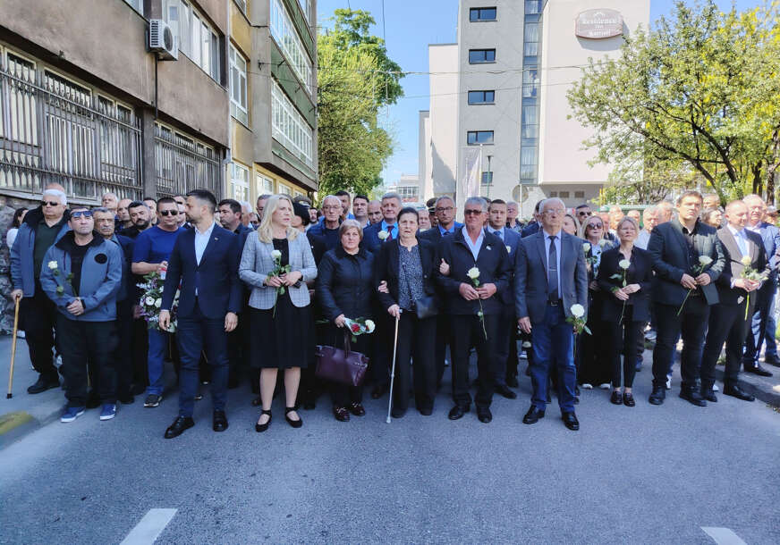 Mirnom šetnjom i polaganjem cvijeća obilježeno 34 godine od zločina u Dobrovoljačkoj ulici