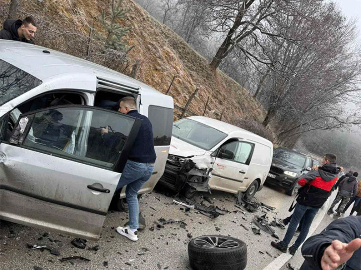 Zbog sudara tri automobila obustavljen saobraćaj preko Romanije