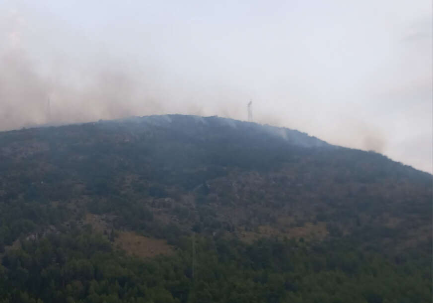 NOVI POŽAR PRIJETI TREBINJU Vatra se kreće prema borovoj šumi, preusmjerene sve raspoložive snage