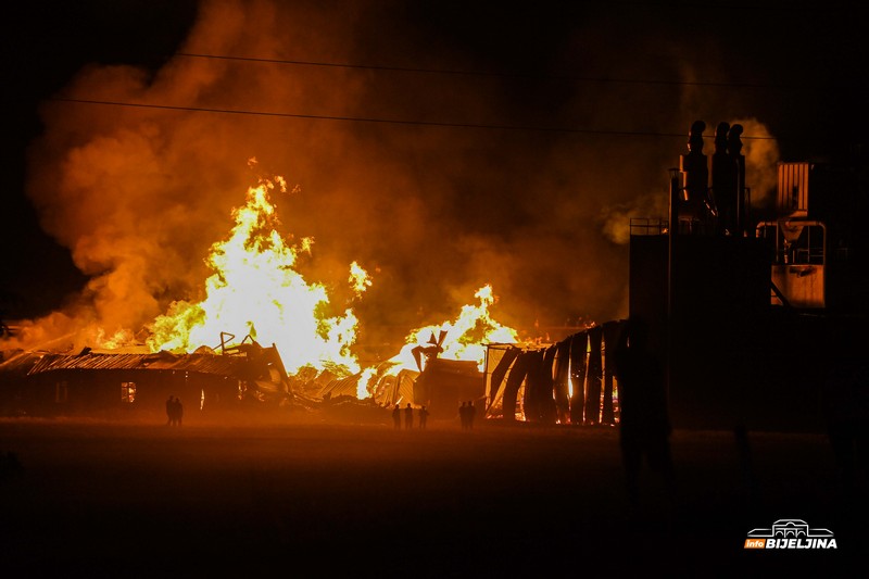 Bijeljina: Pilana i dalje gori, vatrogasci se satima bore sa požarom (FOTO)