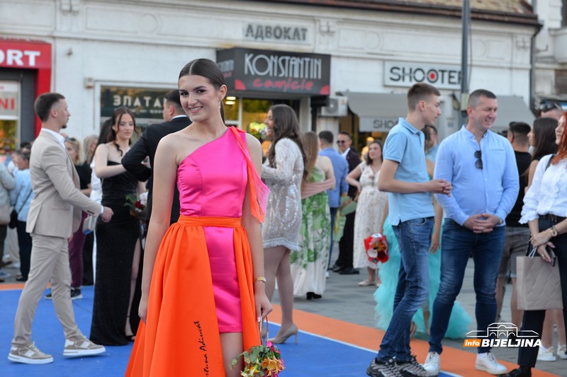 Počele maturske proslave u Bijeljini: Gimnazijalci uljepšali grad (FOTO)