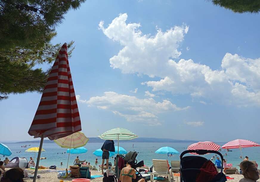 Jak vjetar iščupao suncobran koji se ZARIO U NOGU DJEVOJCI (28) na plaži u Grčkoj