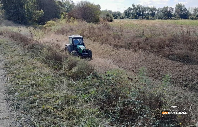 Čišćenje i održavanje 500 km kanala u Semberiji: Kanalska mreža važna za odbranu od poplava i za navodnjavanje /FOTO/