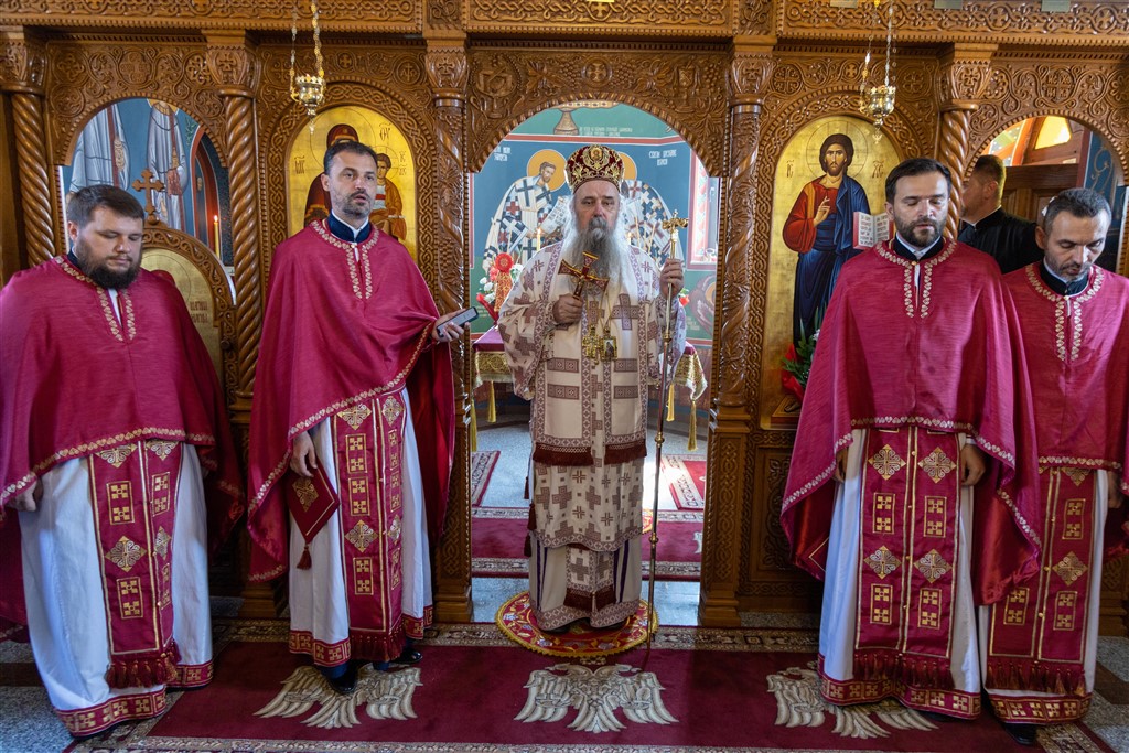 EPISKOP FOTIJE DONIO MOŠTI SVETE MARINE U LJESKOVAC Kumovale sestre Filipović, njihovom ocu odlikovanje