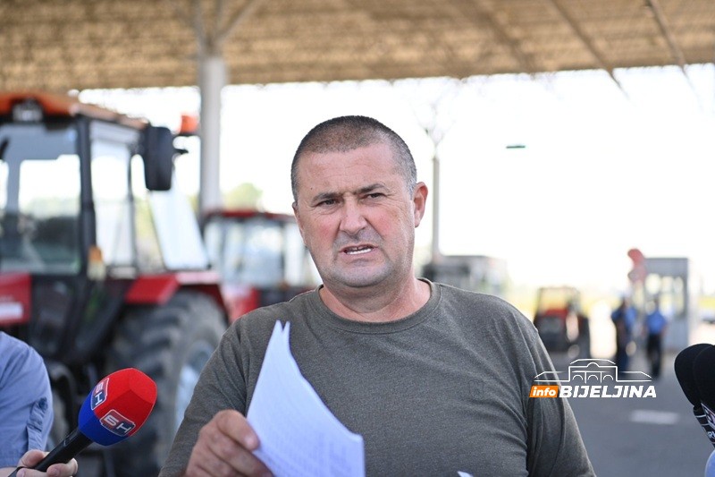 Poljoprivrednici poručili na Rači: Ne čuje nas onaj ko treba, neka se uključi Dodik (FOTO)