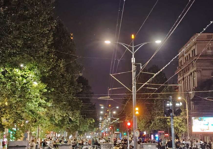 Studenti i građani se okupili ispred Pravnog fakulteta, kolaps na Brankovom mostu u Beogradu