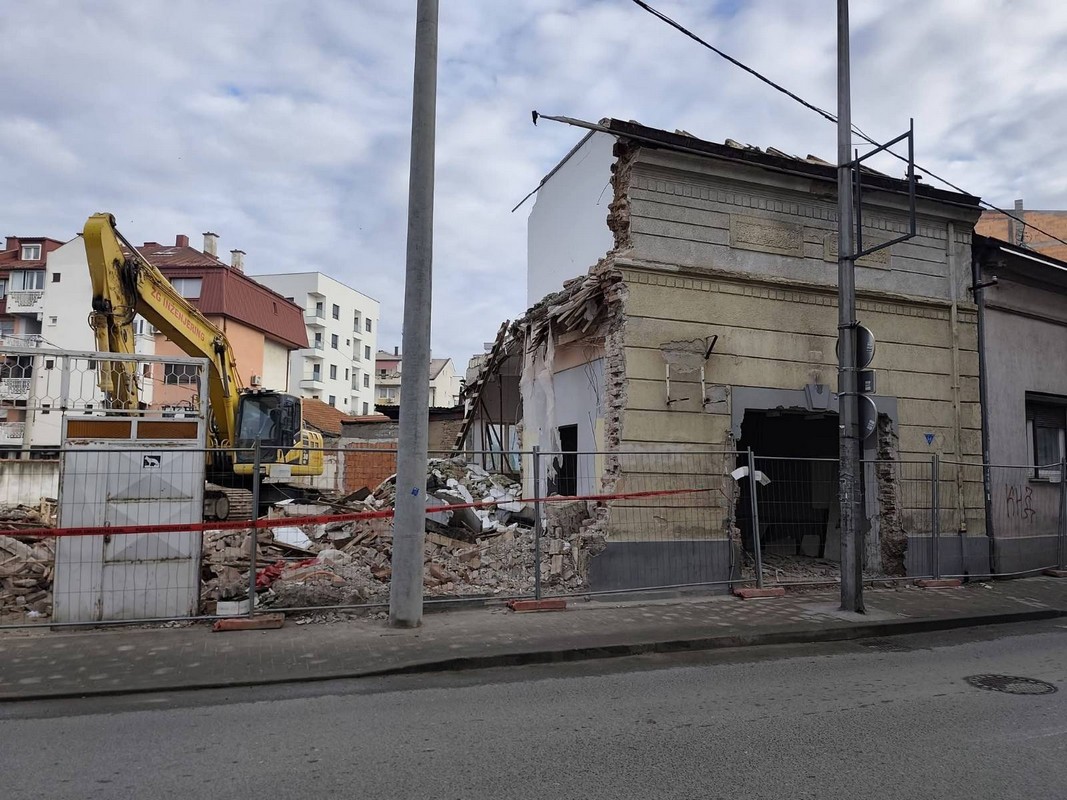 Stari centar Bijeljine više nije što je nekad bio: Zgrade pretvorene u ruševine (FOTO)