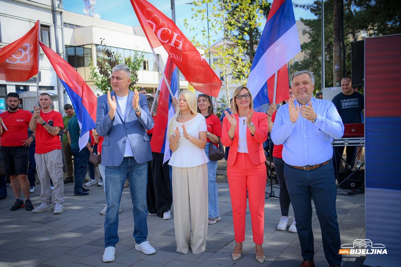 Bijeljinski SNSD: Danas drugi počinju kampanju, mi nastavljamo sa radom (FOTO)