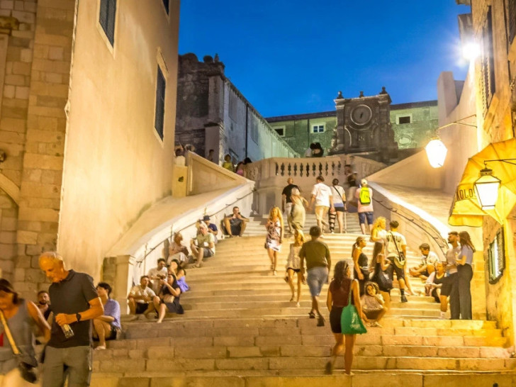 Kazne za turiste: Dubrovnik zabranjuje sjedenje na najpoznatijim stepenicama u gradu