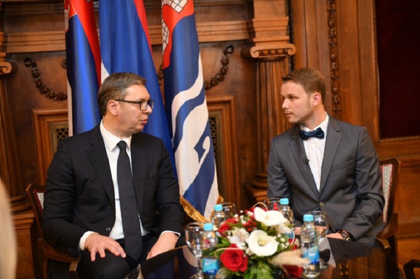 Otkud bubica na odijelu Stanivukovića