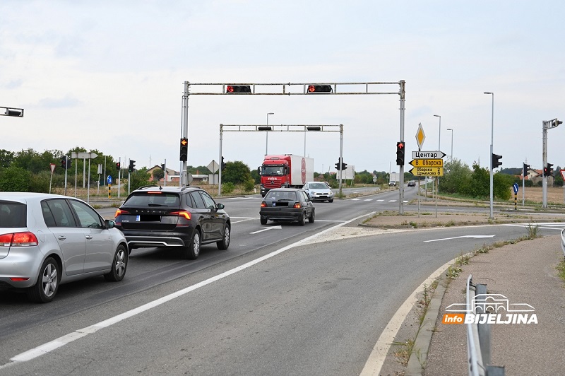 Usporeno saobraćaj zbog radova na putu Bijeljina-Šepak VOZAČI DA VOZE PAŽLJIVIJE NA MJESTIMA IZVOĐENJA RADOVA
