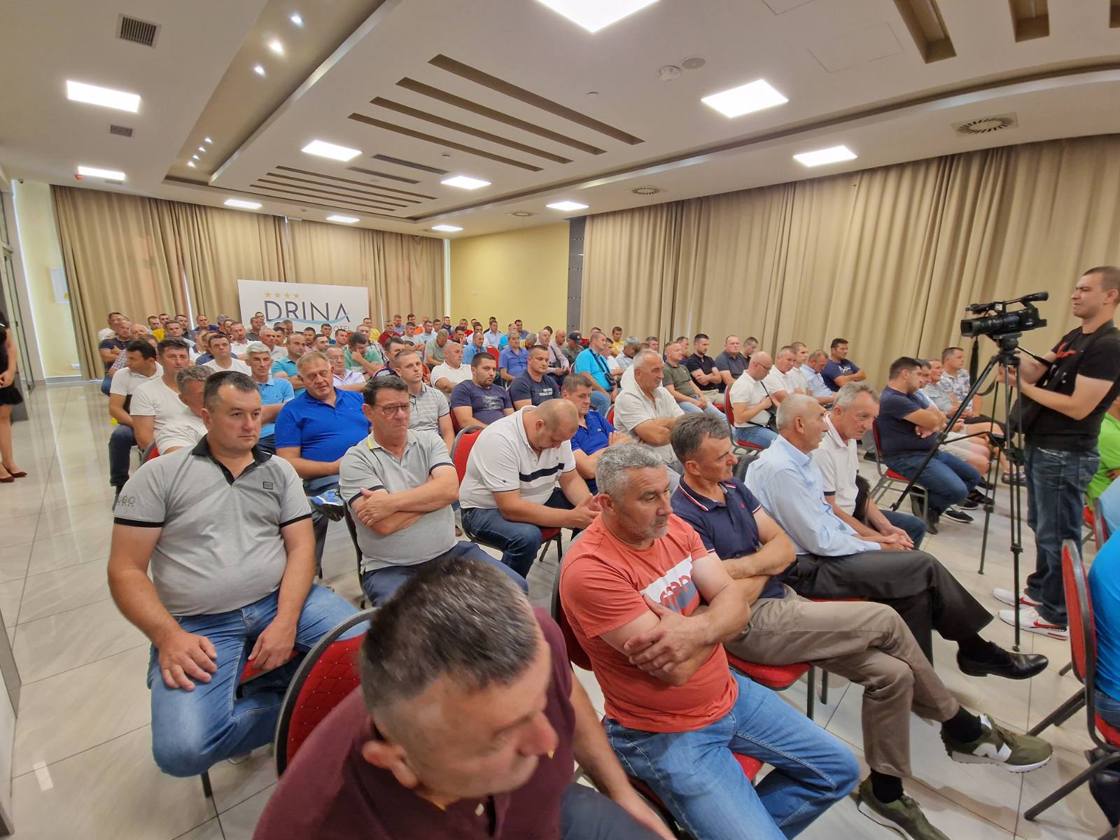 Dodik i Pašalić sa poljoprivrednim proizvođačima iz Semberije (FOTO)