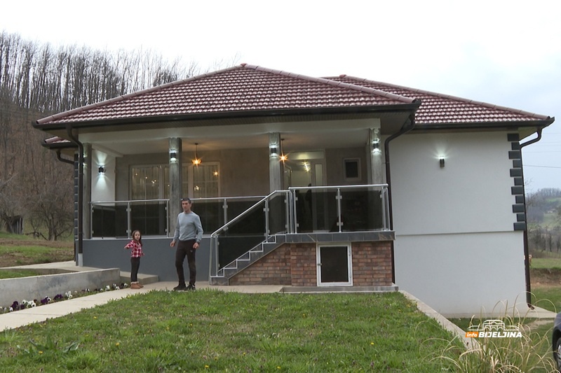 Mirko i Stojanka iz Ugljevika ostvarili san, imaju četvoro djece: “Učimo ih da budu čestiti i dobri ljudi” (FOTO)