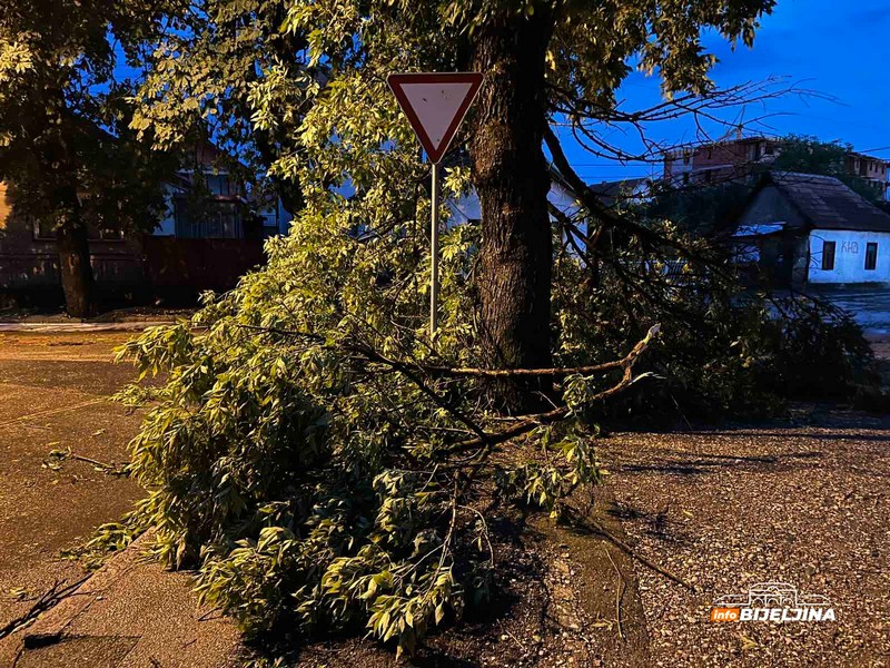 Pogledajte posljedice snažnog nevremena u Bijeljini (FOTO, VIDEO)