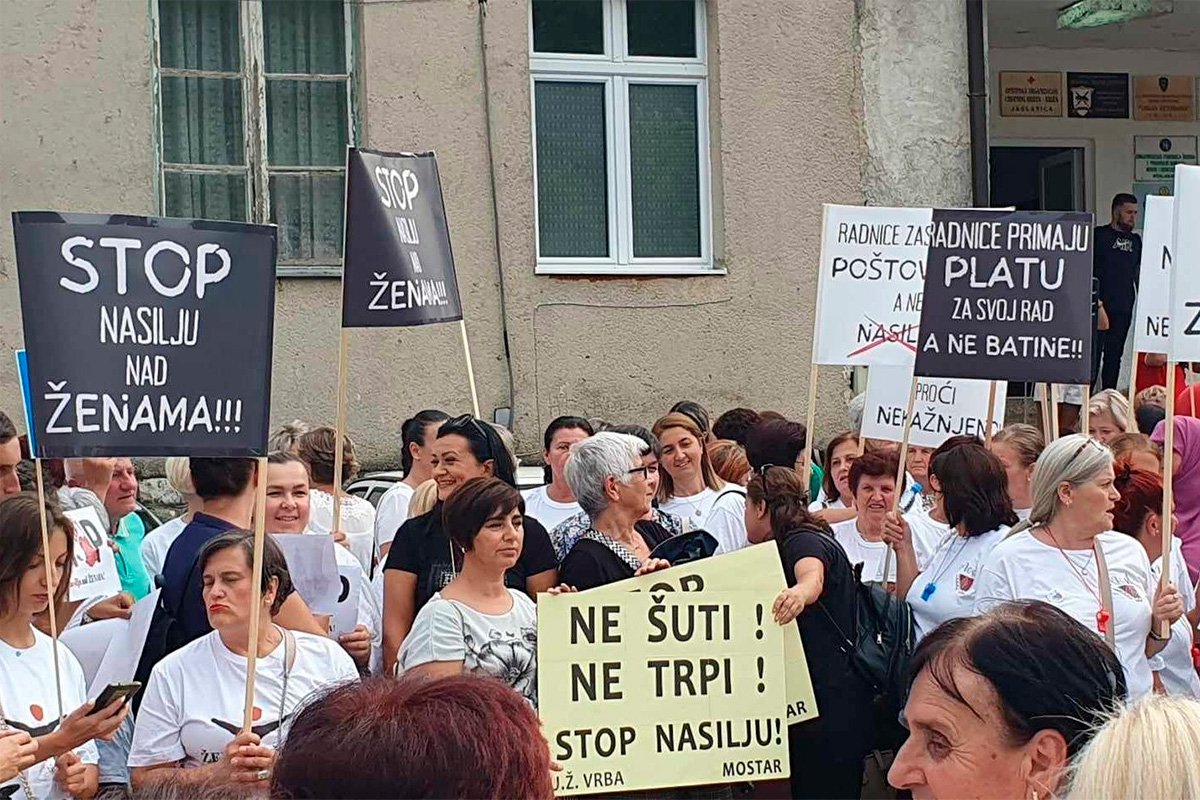 Građani ispred hotela 