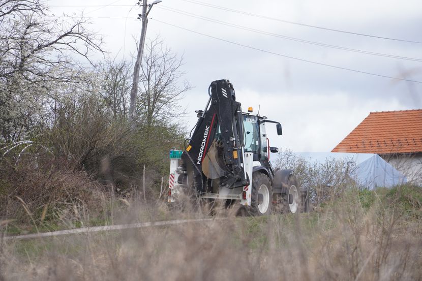 Bager stigao ispred kuće nestale Danke, policija blokirala prilaz (FOTO)