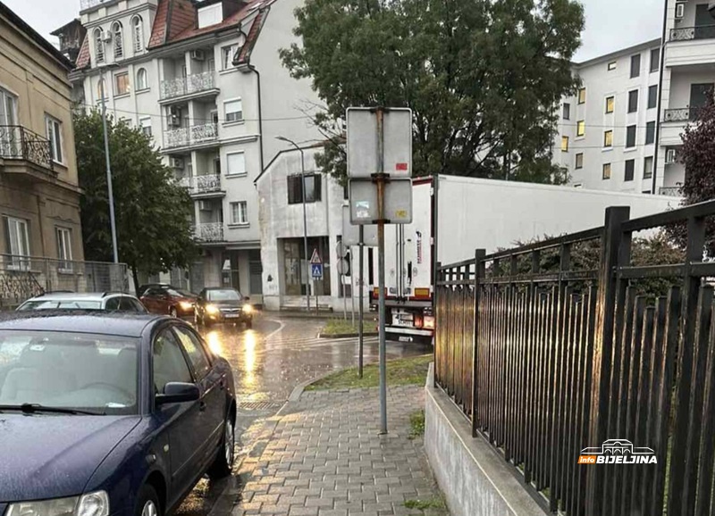 Bijeljina: Šleperom u centru grada ušao u dvije jednosmjerne ulice i izazvao kolaps (FOTO)