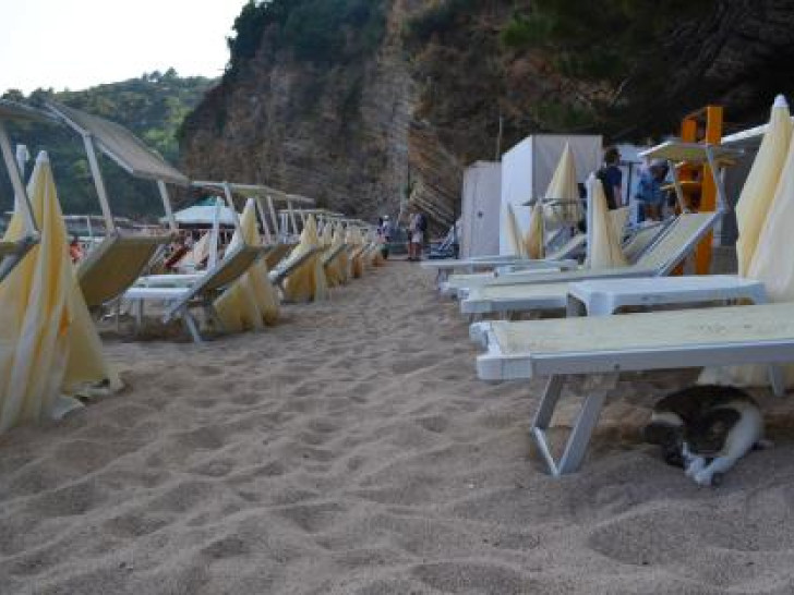 Sezona u Crnoj Gori doživjela debakl: Plaže prazne (VIDEO)