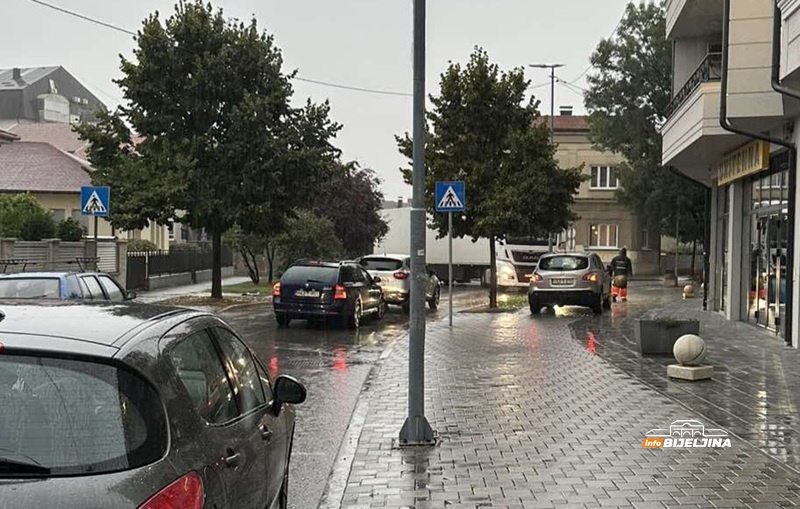 Bijeljina: Šleperom u centru grada ušao u dvije jednosmjerne ulice i izazvao kolaps (FOTO)