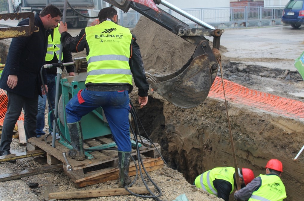 Đaković ispred preduzeća 