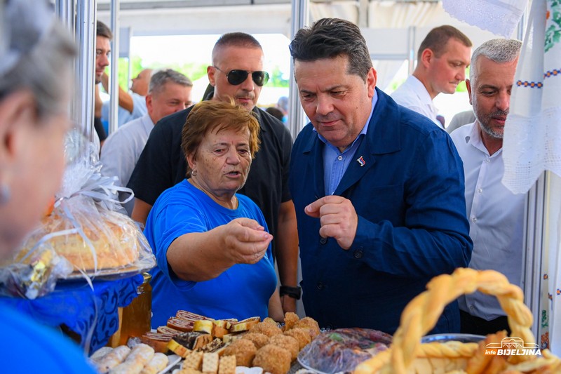 Sajam šljive, voćnih rakija i meda u Ugljeviku okupio 91 izlagača: Podmajevički kraj nadaleko čuven (FOTO)