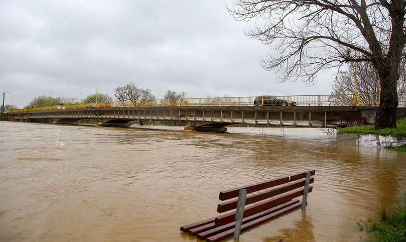 Potresne slike iz Prijedora: Poplavljeno 350 objekata, vatrogasci evakuisali građane (FOTO)