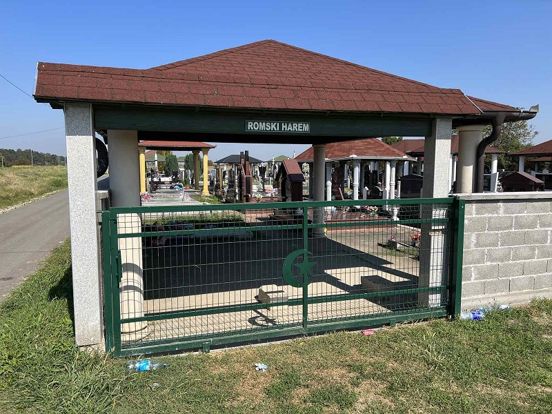Neobične nadstrešnice na Romskom groblju u Bijeljini (FOTO)