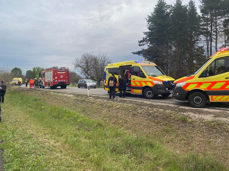 Autobus iz Srbije prevrnuo se u Mađarskoj: Vatrogasci izvlačili putnike, povrijeđena i djeca (FOTO)