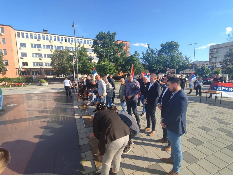 Građani Bijeljine i Lopara prislužili svijeće poginulima u ratu (FOTO)