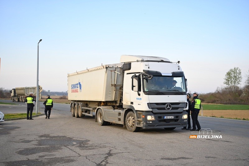 Prevoznici krenuli ka granicama, MUP RS ne dozvoljava blokade (VIDEO)