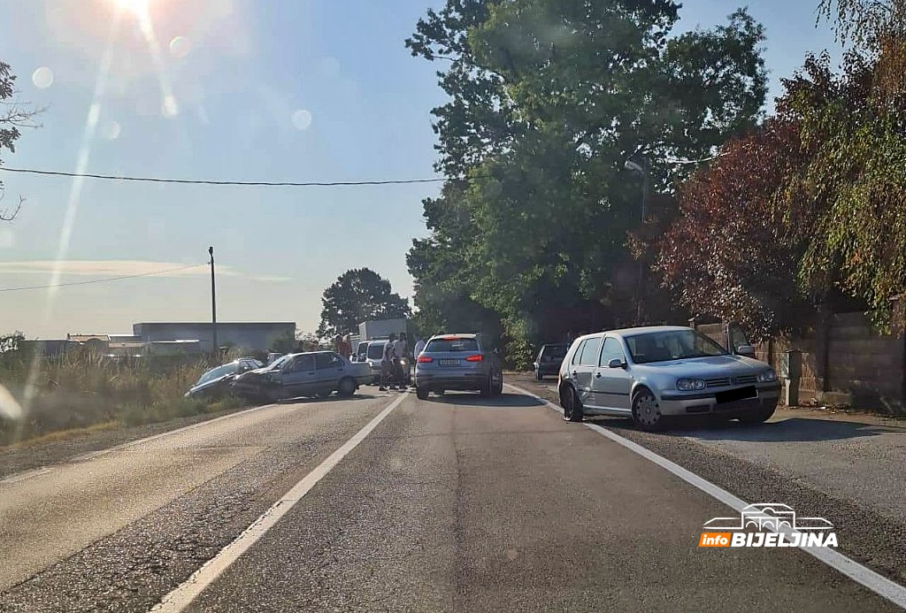 Sudar tri automobila u Ljeljenči kod Bijeljine (FOTO)