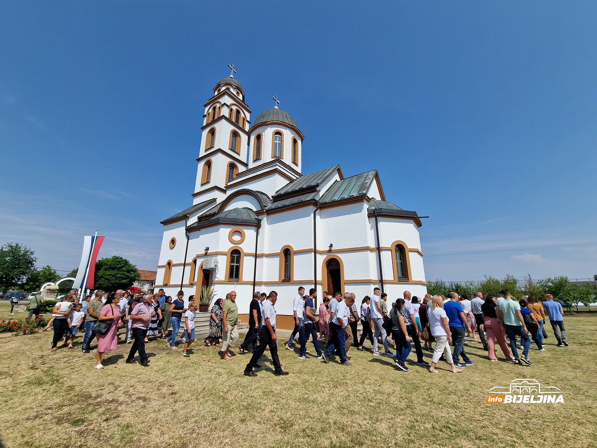 EPISKOP FOTIJE DONIO MOŠTI SVETE MARINE U LJESKOVAC Kumovale sestre Filipović, njihovom ocu odlikovanje