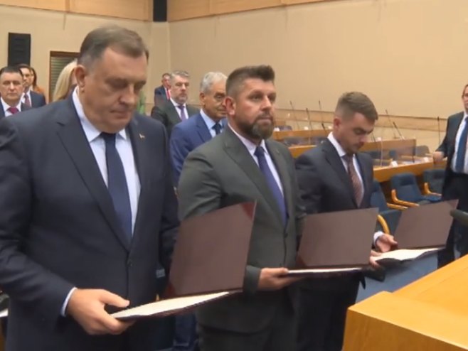 Dodik, Duraković i Pranjić položili zakletvu, opozicija napustila salu