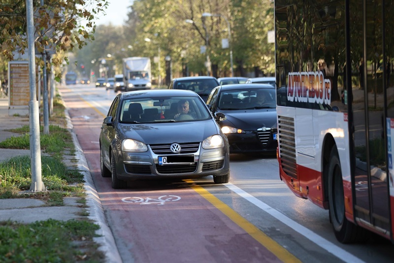 Šta je donio jednosmjerni saobraćaj u centru Banjaluke: Ljudi nenaviknuti na novi režim (FOTO)
