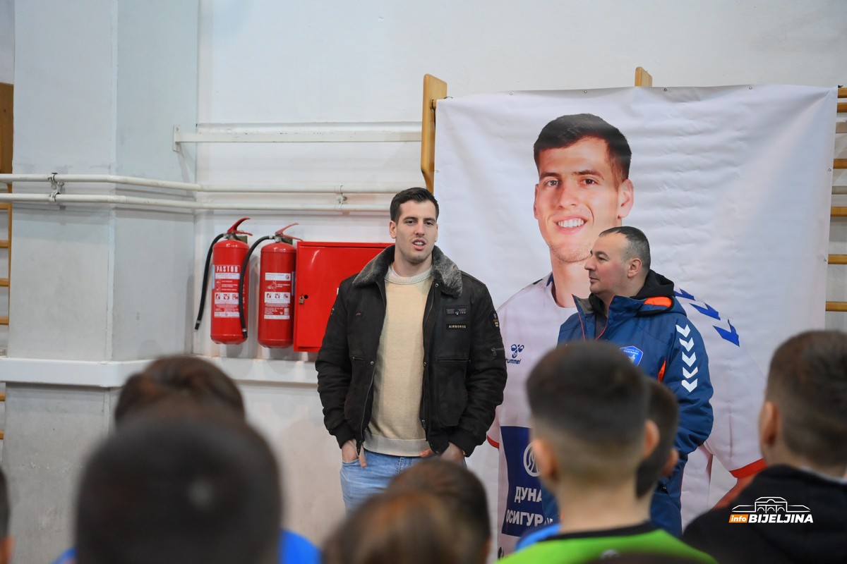 Rukometaši RK “Bijeljina” iznenadili Marka Jevtića: Susret pun emocija (FOTO)