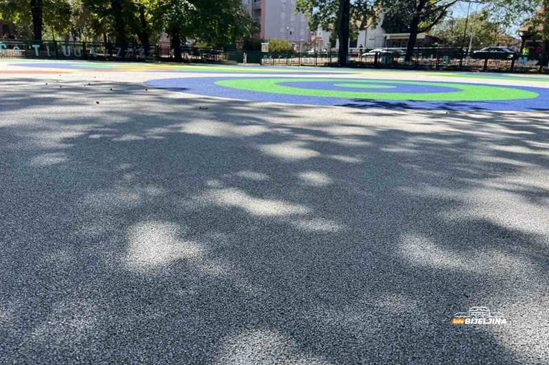 Švajcarski brend: Inženjer otkriva sve detalje o novoj podlozi na dječijem igralištu u Gradskom parku u Bijeljini ( VIDEO; FOTO)