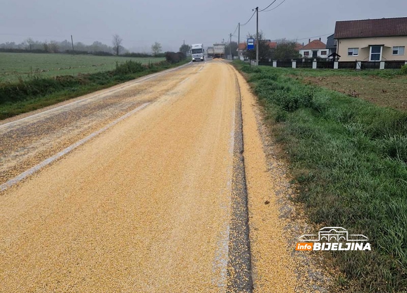 Dragaljevac: Kukuruz se iz kamionske prikolice prosuo po putu