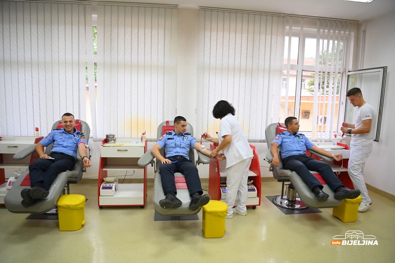 Desetine policajaca PU Bijeljina donirale krv: Neki u humanom čini učestvuju i više od 50 puta (FOTO)