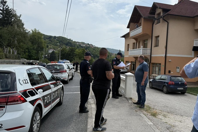 Poljoprivrednici krenuli tratorima pred zgradu Vlade KS, policija ih zaustavila i zabranila okupljanje