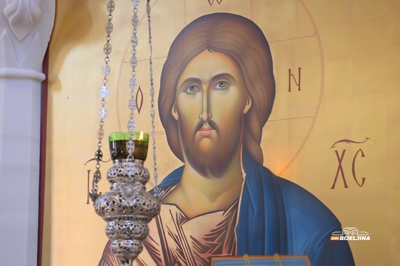 Velika svečanost u Bijeljini: Sveti Pantelejmon okupio vjernike, Mitropolit Fotije predvodio liturgiju (FOTO)