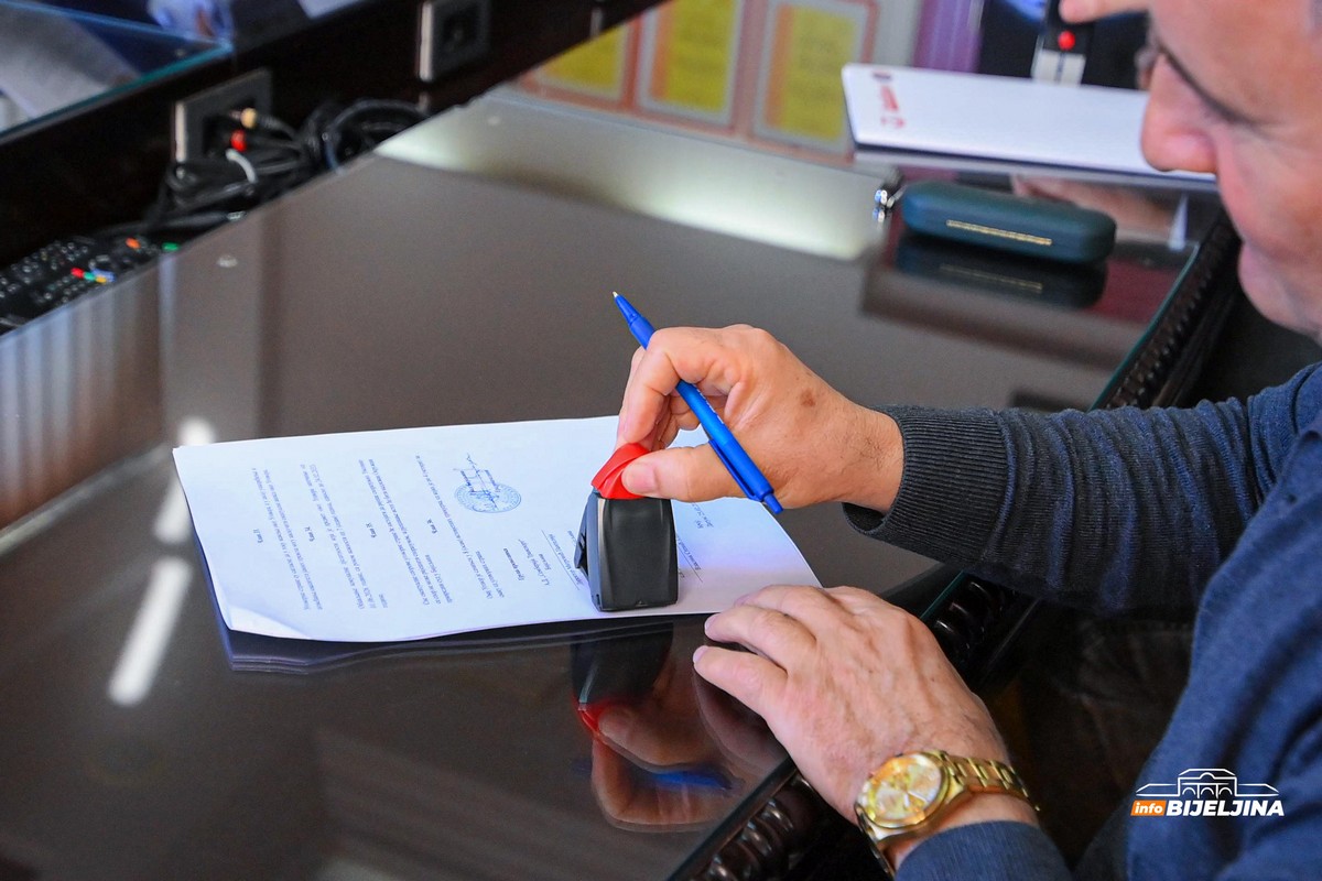 Bijeljina: Potpisani ugovori sa autoprevoznicima za javni gradski prevoz (FOTO)